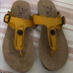 Blowfish Malibu thong sandals size 9